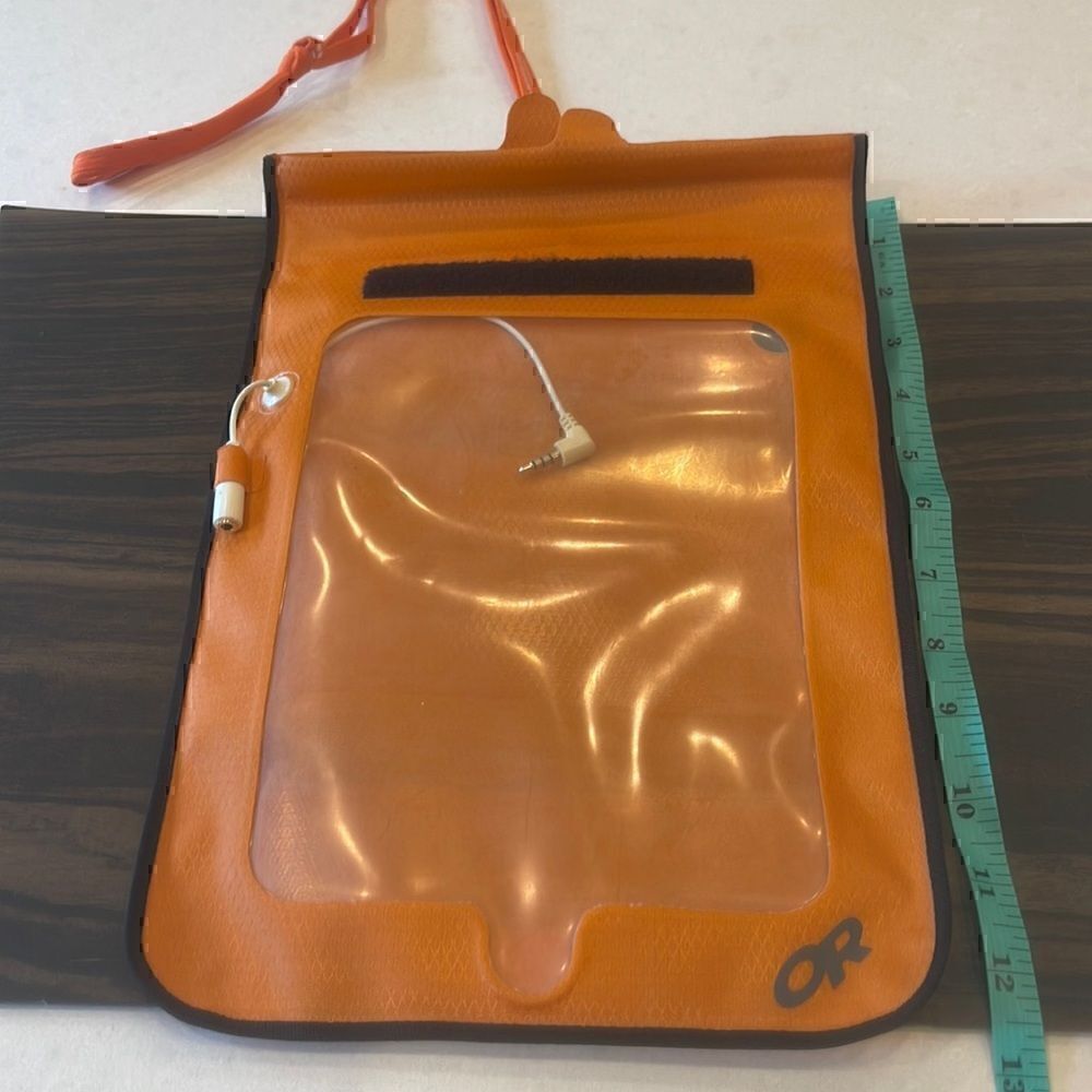 Outdoor Research sensor dry pocket tablet. Great condition, must/wet condition.